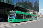 Be 6/8 Combino 325, auf der wegen der Grossbaustelle am Marktplatz verk�rzten Linie 6, f�hrt am 20.07.2026 zur Haltestelle Messeplatz. Aufnahme Basel.