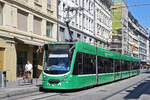 Be 6/8 Combino 313, auf der wegen der Grossbaustelle am Marktplatz verk�rzten Linie 6, f�hrt am 19.08.2026 bei der Haltestelle Rheingasse ein. Aufnahme Basel.