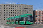 Be 4/6 Flexity 6012, auf der Linie 15, �berquert am 15.08.2026 die M�nchensteinerbr�cke.