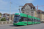 Be 6/8 Flexity 5015, auf der wegen der Grossbaustelle am Marktplatz verk�rzten Linie 6, �berquert am 13.07.2026 die Mittlere Rheinbr�cke Richtung Endstation an der Schiffl�nde. Aufnahme Basel.