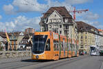 Be 4/6 Flexity 6004 mit der Werbung f�r Caff� Latte, auf der Linie 15, �berquert am 14.09.2026 die Mittlere Rheinbr�cke.