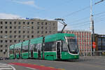 Be 4/6 Flexity 6017, auf der Linie 15, �berquert am 15.08.2026 die M�nchensteinerbr�cke. Aufnahme Basel.
