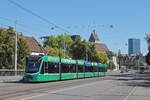 Be 6/8 Combino 307, auf der wegen der Grossbaustelle am Marktplatz umgeleiteten Linie 8, �berquert am28.07.2026 die Wettsteinbr�cke Richtung Halterstelle Kunstmuseum.