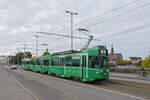 Doppeltraktion, mit dem Be 4/4 484 482 und dem B4S 1480, auf der Linie 2, �berquert am 13.10.2026 die Wettsteinbr�cke Richtung Haltestelle Wettsteinplatz.