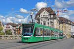 Be 6/8 Combino 310, auf der Linie 8, �berquert am 14.09.2026 die Mittlere Rheinbr�cke Richtung Haltestelle Schiffl�nde. Aufnahme Basel.