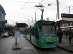Combino 323 auf der Linie 1 am Bahnhof SBB am 24.02.2010