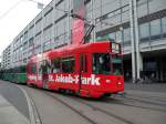 Motorwagen 495 mit der Vollwerbung fr Schopping im St Jakobpark auf der Linie 2.