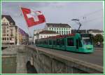 Combino Be 6/8 306 auf der Mittleren Rheinbrcke in Basel.