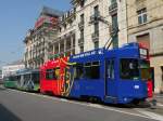 Dreiwagenzug mit dem FCB Motorwagen 490 und dem B4S 1480 und der VW Werbung mit dem B4 1495 fahren Richtung Endstation Bahnhof SBB.