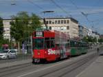 Dreiwagenzug mit dem Be 4/4 495 an der Spitze bedient die Haltestelle Dreirosenbrcke auf der Linie 1.