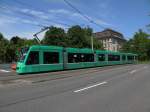 Combino mit der Betriebsnummer 320 wartet vor dem Lichtsignal beim Bahnhof SBB.