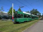 Be 4/6S mit der Betriebsnummer 677 und ein B4 auf der Linie 14 fahren zur Haltestelle St. Jakob. Die Aufnahme stammt vom 29.05.2012.