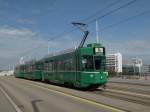 Dreiwagenzug mit dem Be 4/4 494 an der Spitze berquert die Dreirosenbrcke.