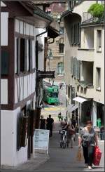 . Teil des stdtischen Lebens - 

Straenbahnen in der Innenstadt von Basel. Hier ein Durchblick entlang dem Rheinsprung zur Haltestelle Schifflnde. 

22.06.2013 (Matthias)