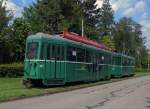 B 1477 S und der Be 4/4 464 fahren auf der Linie 16 Richtung Haltestelle Hchtliacker. Die Aufnahme stammt vom 02.06.2013. 