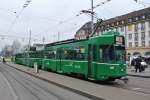 Zurzeit verkehrt ein 3-Wagen Tramzug ausnahmsweise mit zwei Niederflurwagen: Be 4/4 489 und die 1481+1494 auf der Linie 1 bei der Haltestelle Basel Badischer Bahnhof, 22.01.2014.