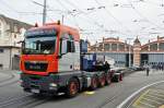 Der 52 Meter lange Lastwagen in leer. Nun wird der Auflieger wieder in Stücke zerlegt und der Lastwagen wird auf eine normale Länge gebracht. Der Lastwagen hat während dem Transport von Bautzen nach Basel rund 800 Kilometer zurückgelegt. Der Durchschnittliche Verbrauch des Lastwagens betrug auf 100 Km satte 100 Liter Diesel. Die Aufnahme stammt vom 04.09.2014.