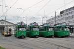 Nun ist der ganze Hof des Depots Dreispitz mit Fahrzeugen belegt, die nach Belgrad verladen werden.