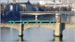 Siemens Combino Tram auf der Mittleren Brücke in Basel, aufgenommen vom Münsterturm. (12.12.2015)