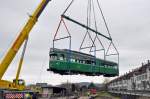 Nun übernimmt ein Kran das Verladen auf einen Eisenbahnwagen. Langsam schwebt der Be 4/6 642 auf den Eisenbahnwagen. Die Aufnahme stammt vom 07.01.2016.