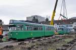 Nun wird im Hintergrund der Be 4/6 642 angehoben und auf den Eisenbahnwagen gehoben.