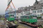 Nun übernimmt ein Kran das Verladen auf einen Eisenbahnwagen.