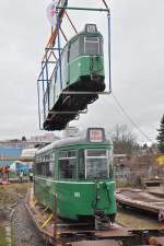 Am 1.Februar 2016 beginnt der Verlad der letzten Be 4/6 Düwag nach Belgrad. Einzig die Be 4/6 627 und 628 bleiben als Oldtimer in Basel. Hier wird der Be 4/6 650 von einem Kran der Firma Welti-Furrer auf den Eisenbahnwagen gehoben. Die Aufnahme stammt vom 02.02.2016.