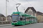 Be 6/8 Flexity 5018, auf der Linie 8, überquert die Mittlere Rheinbrücke.