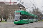 Be 6/8 Flexity 5011, auf der Linie 8, fährt zur Haltestelle am Bahnhof SBB.