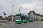 Be 6/8 C0mbino 303, auf der Linie 6, überquert die Mittlere Rheinbrücke.