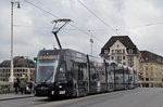 Be 6/8 Flexity 5010,mit einer Werbung für Turkish Airlines, auf der Linie 8, überquert die Mittlere Rheinbrücke.