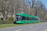 Be 6/8 Flexity 5008, auf der Linie 8, fährt zur Haltestelle am Bahnhof SBB.