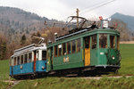 BC: Schweizer Dampf-Festival 2016. Infolge der unsicheren Wetterprognosen habe ich diesen alljährlichen wiederkehrenden Grossanlass am Genfersee zu Hause anhand von Archivbildern aus Vorjahren erlebt. Die Strassenbahnen Ce 2/3 28 ehemals TL und Ce 2/2 182 ehemals BStB auf gemeinsamer Fahrt bei Cornaux nach Blonay im Mai 1986.
Foto: Walter Ruetsch 