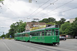 Be 4/4 497zusammen mit dem B 1494 S und dem Be 4/4 467, auf der Linie 3, fährt zur Endstation in Birsfelden. Die Aufnahme stammt vom 30.06.2016.