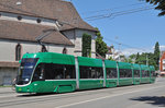 Be 6/8 Flexity 5007, auf der Linie 2, fährt zur Haltestelle Kunstmuseum.