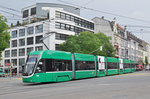 Be 6/8 Flexity 5009, auf der Linie 3, fährt zur Haltestelle Burgfelderplatz.