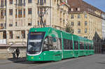 Be 6/8 Flexity 5025, auf der Linie 8, überquert die Mittlere Rheinbrücke.