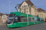 Be 6/8 Flexity 5022, auf der Linie 8, überquert die Mittlere Rheinbrücke.