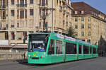 Be 6/8 Combino 311, auf der Linie 6, überquert die Mittlere Rheinbrücke.