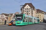 Be 6/8 Combino 305, auf der Linie 6, überquert die Mittlere Rheinbrücke.