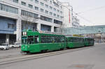 Dreiwagenzug, mit dem Be 4/4 487 und den beiden B4S 1470 und 1463, fahren zur Haltestelle der Linie 2 am Wettsteinplatz.