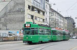 Dreiwagenzug, mit dem Be 4/4 492 und den beiden B4S 1449 und 1469, auf der wegen einer Baustelle umgeleiteten Linie 2, fahren zur Endstation am Morgartenring.