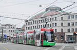 Be 6/8 Flexity 5012, auf der Linie 8, fährt zur Haltestelle am Bahnhof SBB.