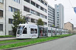 Be 6/8 Flexity 5021, mit der Tissot Werbung, fährt zur Haltestelle der Linie 2 an der Gewerbeschule.