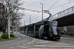 Be 6/8 Flexity 5016, mit der Werbung für Michael Kors, fährt zur Haltestelle der Linie 6 an der Heuwaage.