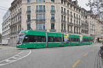 Be 6/8 Flexity 5030, auf der Linie 1, fährt zur Haltestelle Markthalle.