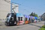 Be 6/8 Flexity 5010, mit der Werbung für Turkish Airlines, fährt zur Haltestelle der Linie 8 an der CIBA.