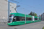 Be 6/8 Flexity 5024, auf der Linie 8, fährt zur Haltestelle CIBA.