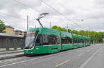 Be 6/8 Flexity 5040, auf der Linie 8, wartet an der Haltestelle Kleinhüningen.