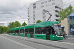 Be 6/8 Flexity 5040, auf der Linie 8, wartet an der Haltestelle Kleinhüningen.